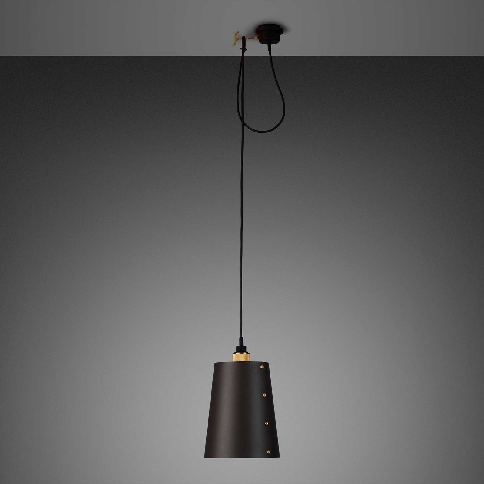 Buster & Punch HOOKED 1.0 Graphite E27 závěsné svítidlo